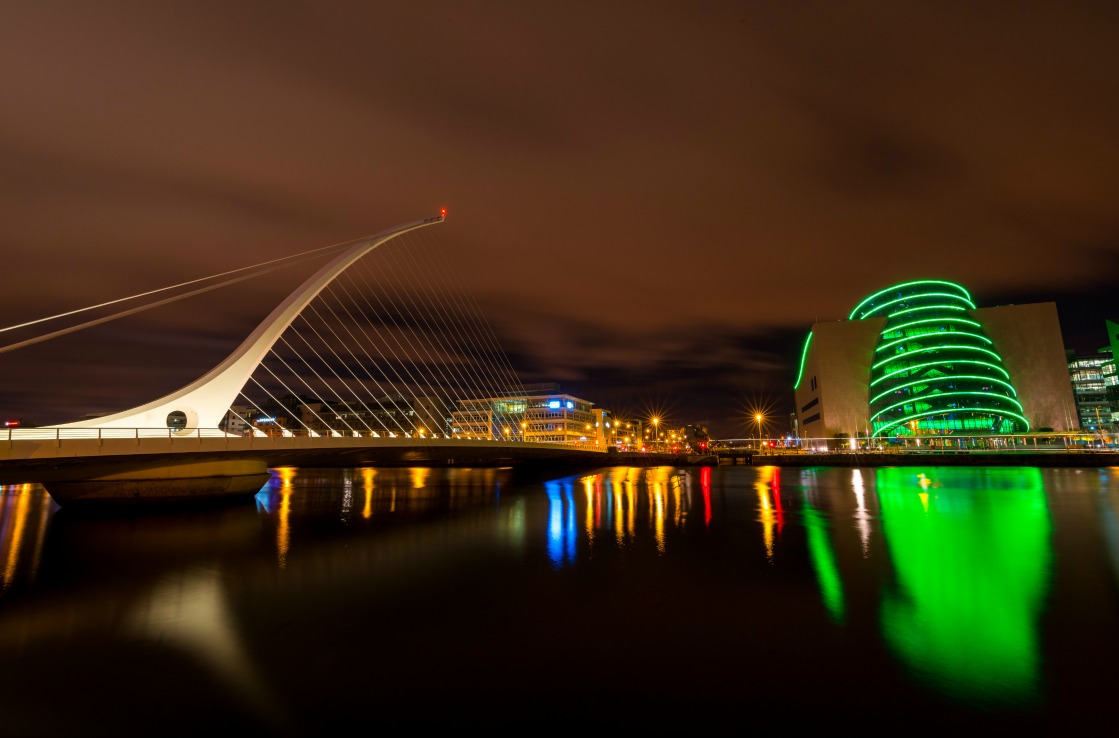 Der beleuchtete Hafen von Dublin bei Nacht